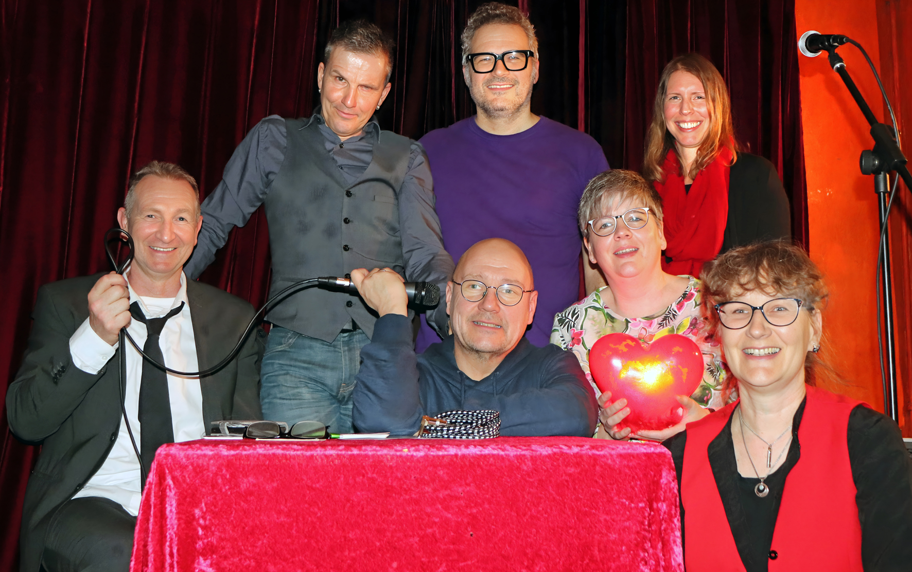 Gruppenbild get shorties lesebühne mit Musiker.jpeg klein